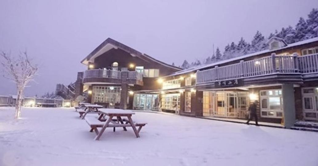 屋簷和地面上堆著厚厚的雪花...