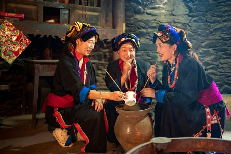 黑水藏族　山居彩雲之間 高江輝╱圖...