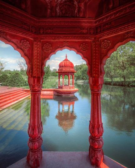 匈牙利有一處絕美的印度風建築，大紅色的拱門亭子...