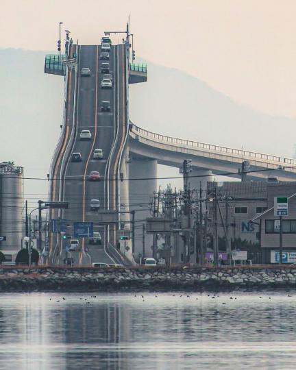 有看過這麼陡的橋嗎？超狂大橋比雲霄飛車恐怖...
