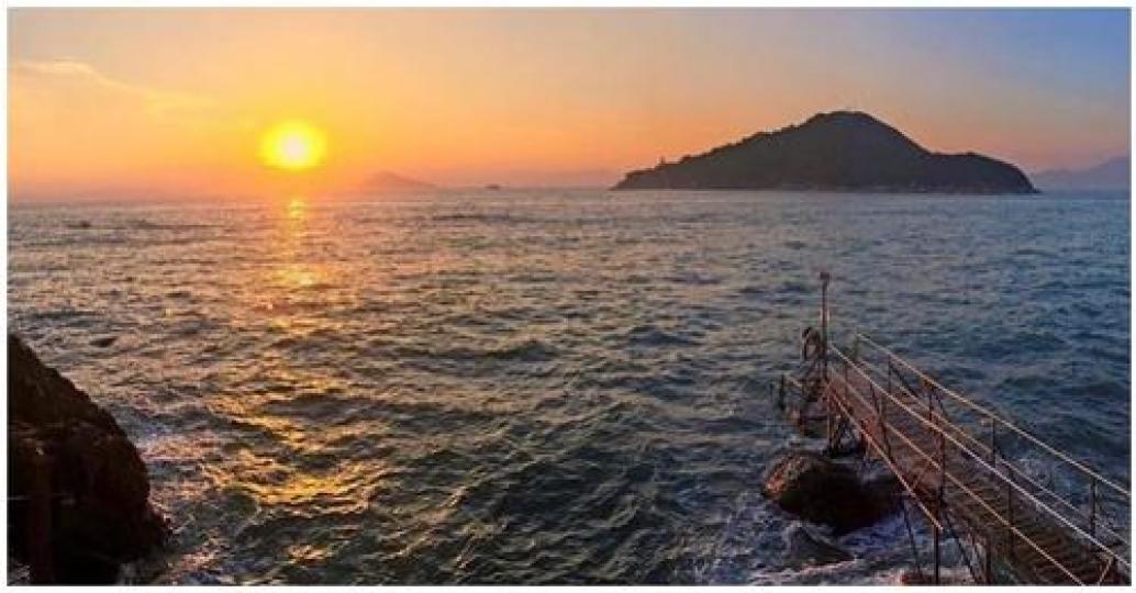 夕陽落下的海面就像油畫一樣漂亮...
