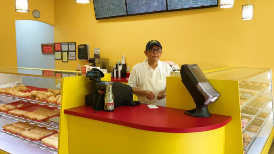 老爸開甜甜圈店站整天沒客人，兒子一個動作「直接變打卡熱門地點」...