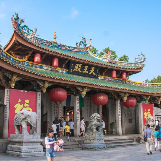 南普陀寺坐落在廈門大學的邊上...