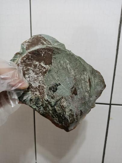 趁婆婆不在「挖出陳年綠翡翠」...