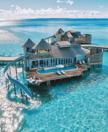 超豪華「溜滑梯海上Villa」直接溜進海中...