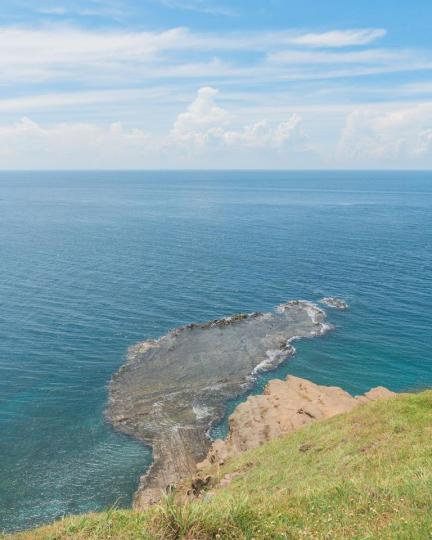 湛藍海面上的「絕美海蝕小台灣」...