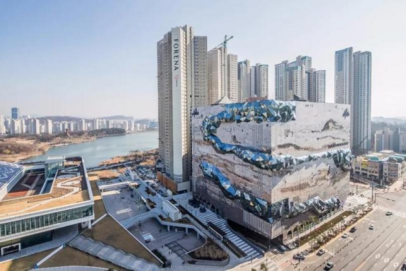 百貨公司的水泥牆中竟鑲滿鑽石...
