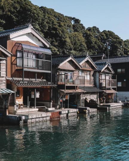 海灣小鎮裡排排站的水上小木屋...