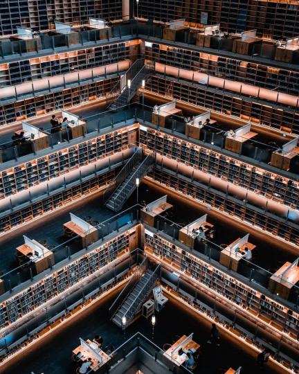 有「全台最美大學圖書館」的政大達賢圖書館...