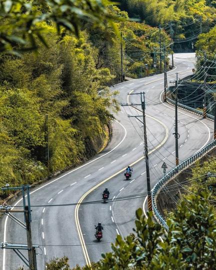 台三線的公路與大自然融合景觀...