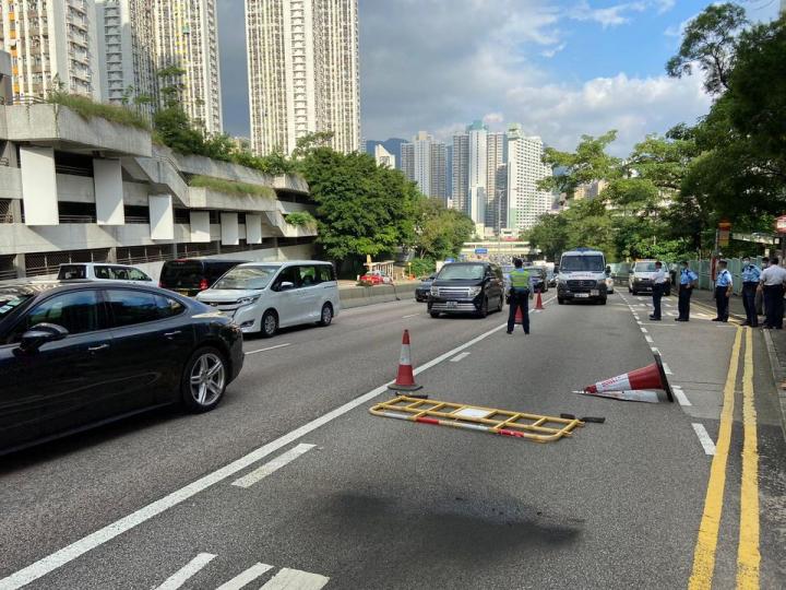 【龍翔道有人投擲汽油彈】
【 Petrol bombs being hurled at Lung Cheung Road 】
下午3時許，有市民目擊兩名男子在黃大仙天馬苑附近，向龍翔道投擲汽油彈及大型...