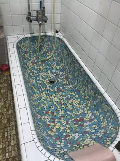 為何鄉下阿嬤家都用「花紋磁磚浴缸」？...