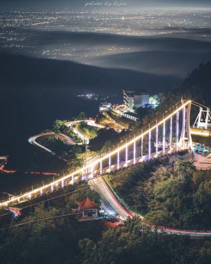 太平雲梯夜晚唯美到很有遊樂園的感覺...