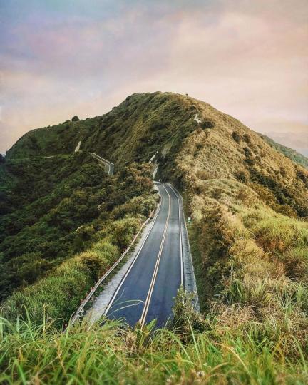 隱身在山海中的筆直公路...