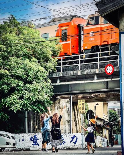 隱密小巷中的懸空火車鐵道...