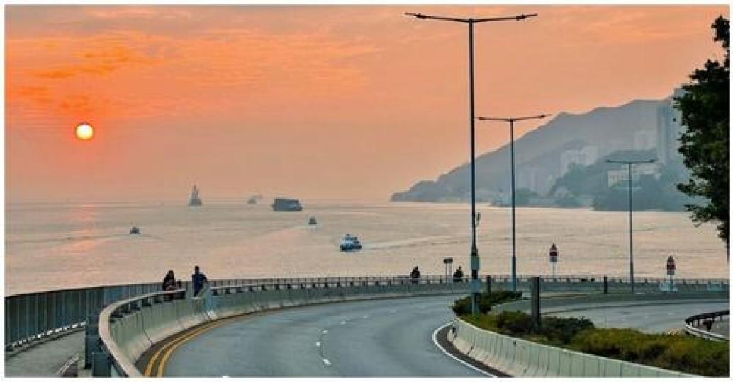 暖黃的夕陽公路好浪漫...