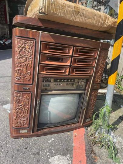路上驚見「阿公級電視」乍看沒什麼...