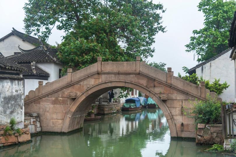 周莊自古有「水鄉澤國」之稱，宛如飄在水面上的一片荷葉...