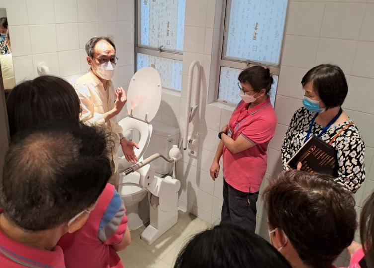 靈實胡平頤養院：升降座廁扶助器...