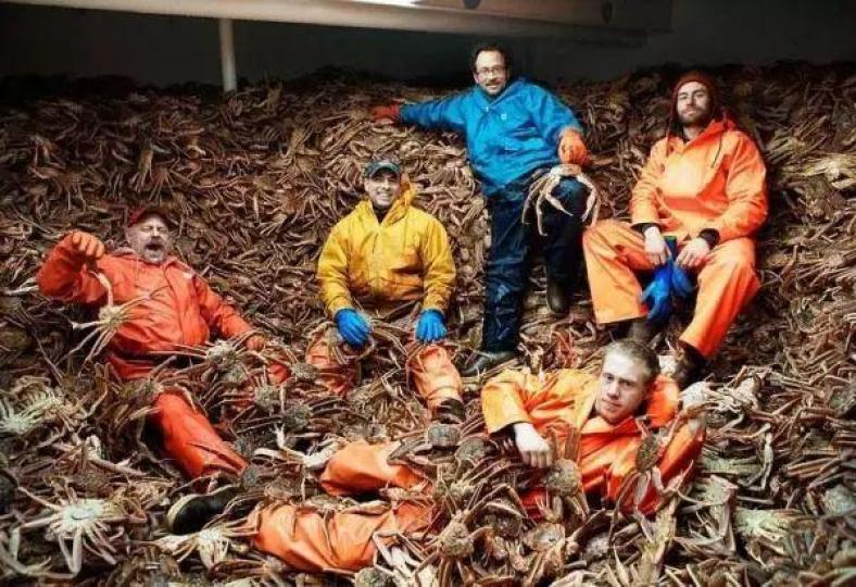 阿拉斯加捕捉帝王蟹的
工作系最危險職業之一
工傷死亡率是普通工作
的50倍,但每年10月至
11月還是有2百多艘
船前往北極,在極惡劣
環境去捕捉價值不菲
的帝王蟹,爲了趕在最
佳時間捉到最多蟹,
他... 阿拉斯加捕捉帝王蟹的
工作系最危險職業之一
工傷死亡率是普通工作
的50倍,但每年10月至
11月還是有2百多艘
船前往北極,在極惡劣
環境去捕捉價值不菲
的帝王蟹,爲了趕在最
佳時間捉到最多蟹,
他...