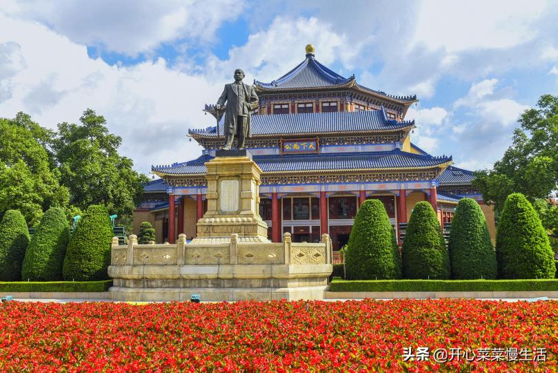 廣州市中山紀念堂,爲了
紀念孫中山先生而興建
紀念堂及庭園面積6萬多
平方米,主體建築6.600
平方米,觀眾座位3238個
中山紀念堂是廣州標志
性的建築之一。...