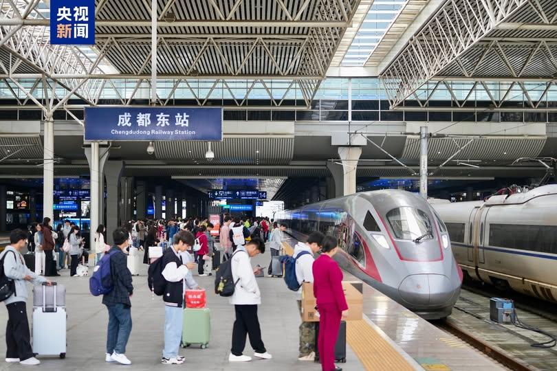 全國鐵路年發送旅客首次突破40億人次...