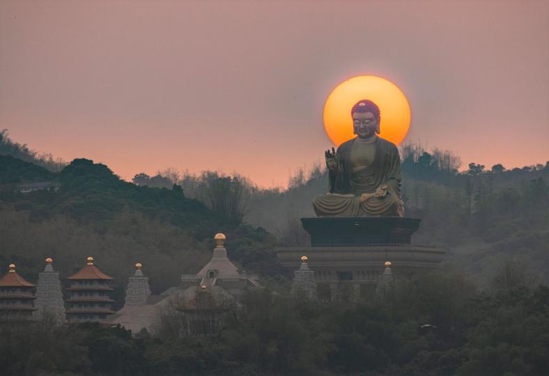 橘黃的懸日，巧妙映照在佛祖的背後...