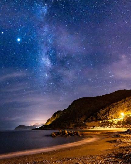 滿夜星空映照著鮮少有人的鹽寮漁港...