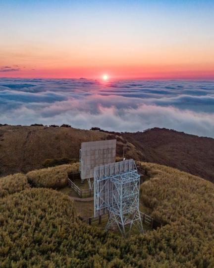 站在面天山上往下欣賞雲海，粉嫩的夕陽搭配著藍天，默默落在雲的那一端，美到讓人屏息...