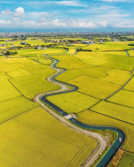 空拍三奇伯朗大道，欣賞蜿蜒曲折的田間河道...
