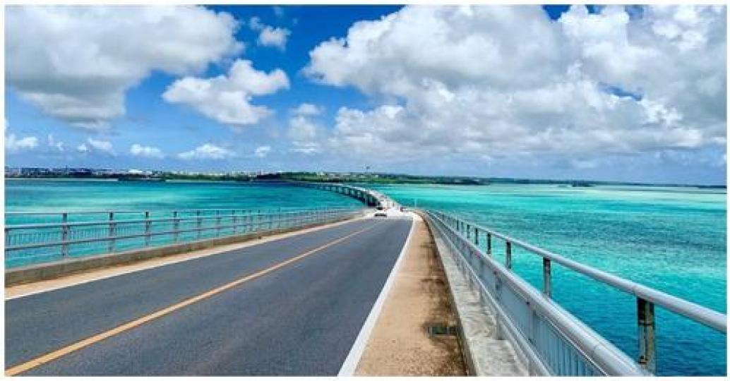 開車經過大橋，就好像漂浮在海面一樣...