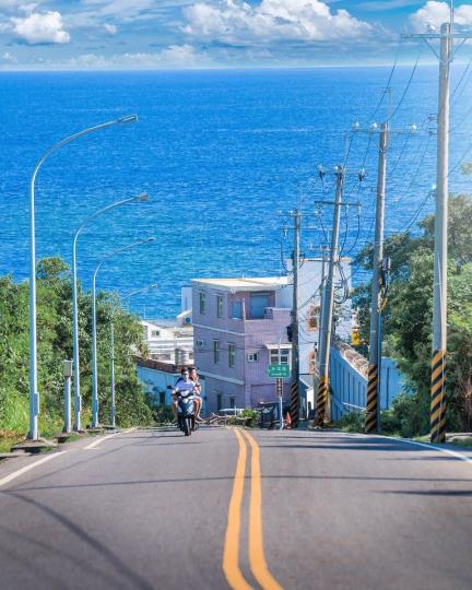 被海洋包圍的小琉球，隨意騎到哪都能看到通往大海的道路...