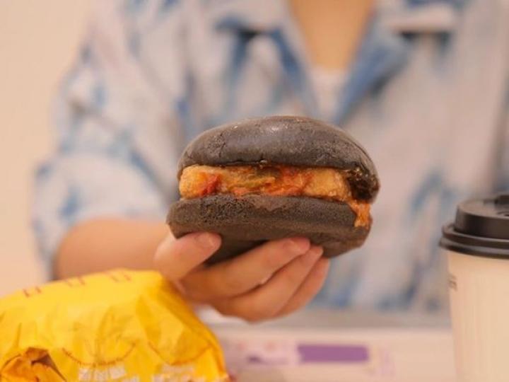 中國麥當勞推出的「黑黑真香堡」...
