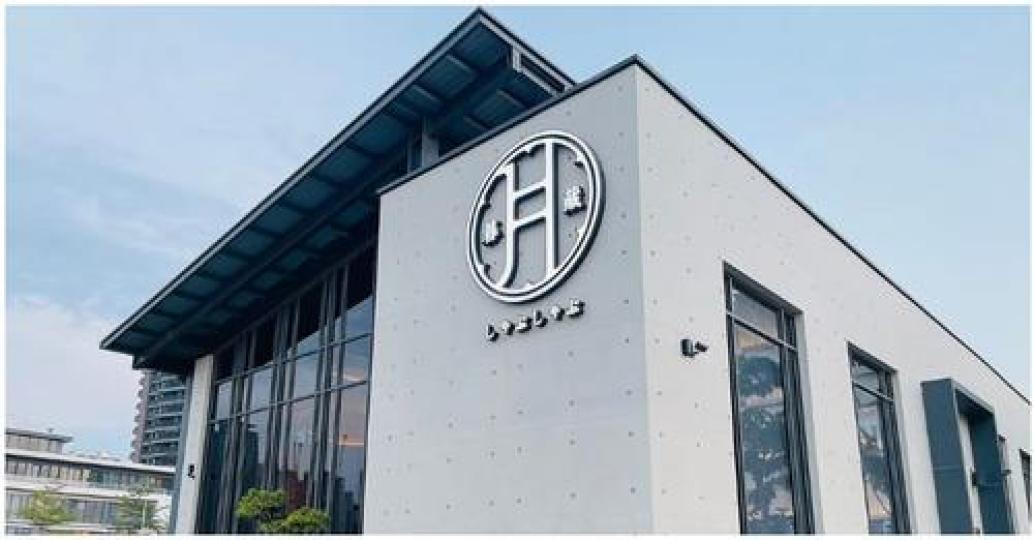 不只裝潢超華麗，也是超知名火鍋品牌旗下的店家...