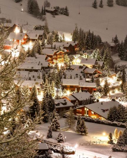 夢幻的瑞士冬季夜景，乍看之下好像日本的合掌村...