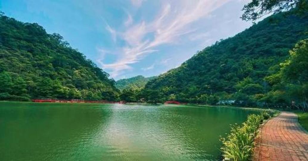 翠綠的湖水太優美了......