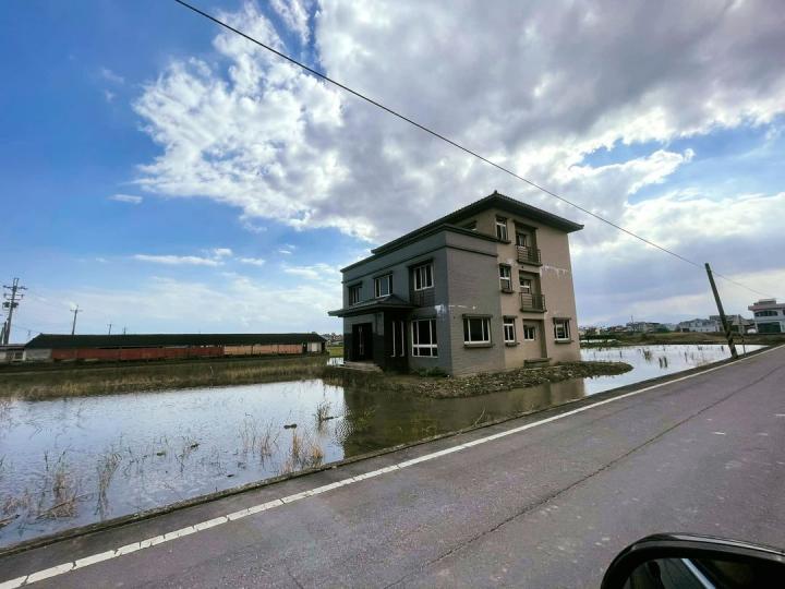 路邊驚見「有護城河的透天厝」連進門的路都找不到...