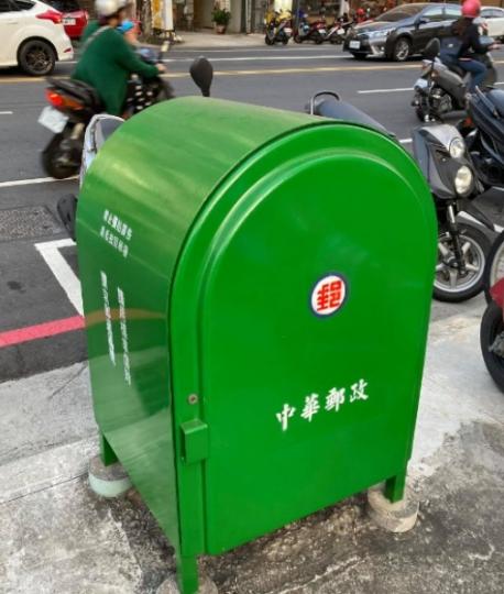路上發現「沒有洞的郵筒」想寄信沒辦法寄...