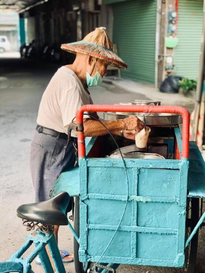 老伯辛苦推車賣豆花.......