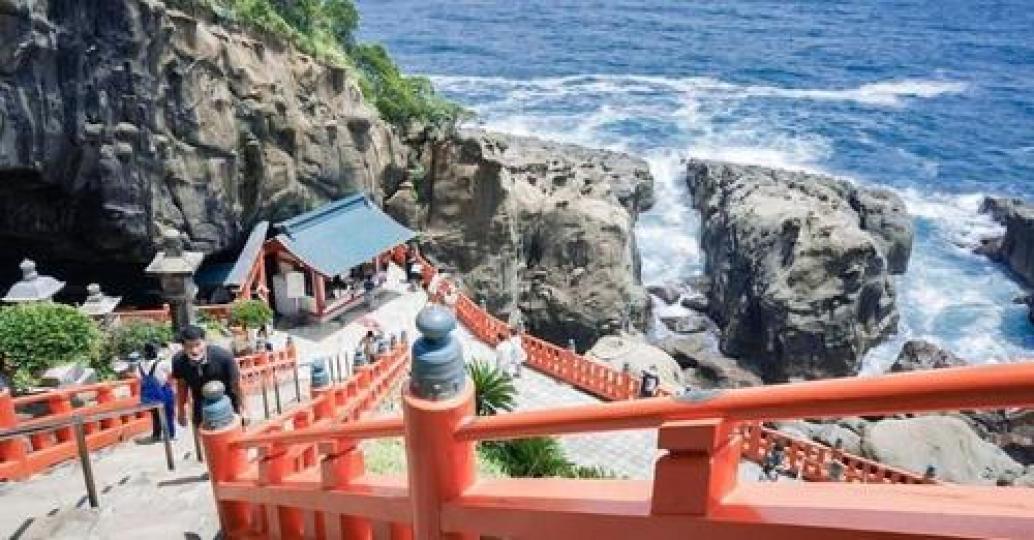 懸崖岩洞裡的神社太有特色了...