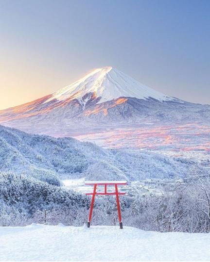 有「天空的鳥居」之稱的河口淺間神社...