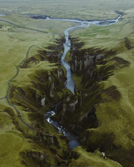 冰島空拍「羽毛河峽谷」的蜿蜒河道...