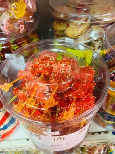 這個「紅通通古早味零食」勾起眾人回憶...