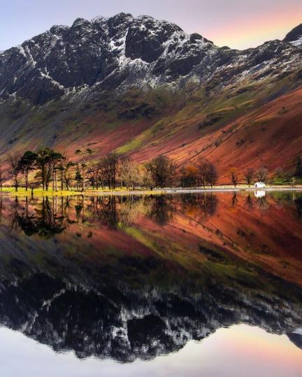 英格蘭的巴特米爾湖（Buttermere）有著鏡子般的倒影...