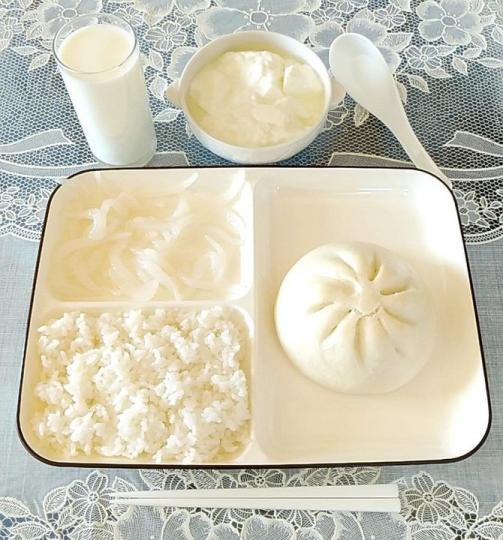 曬出自己的「純白色系套餐」...