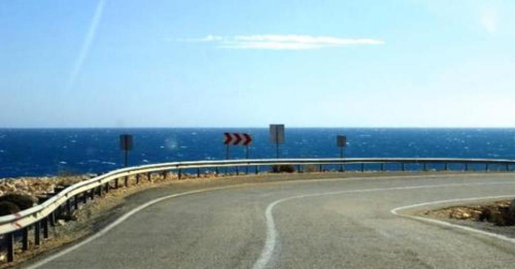 依山傍海的湛藍公路真的像天堂般夢幻...