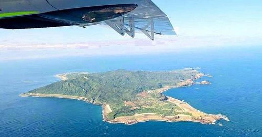 從空中俯瞰海洋和田野真的太驚艷...