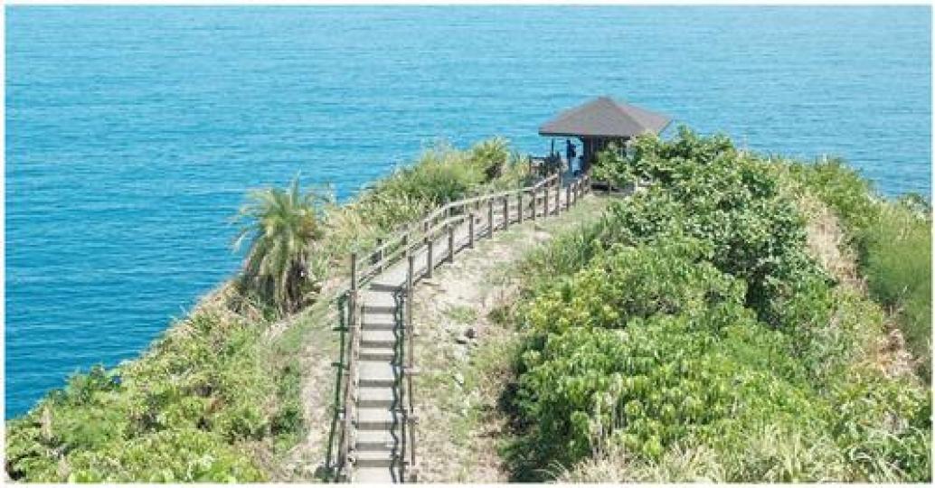登高後眼前就是湛藍大海...