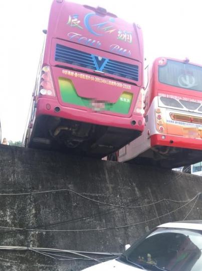她害怕遊覽車「車尾大懸空會出事」...
