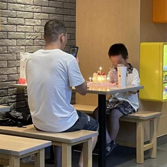 麥當勞幫兒子慶生！暖爸「桌上放小蛋糕」兒低頭許願...